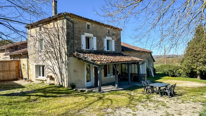 La façade en pierre de la maison sous un ciel bleu
