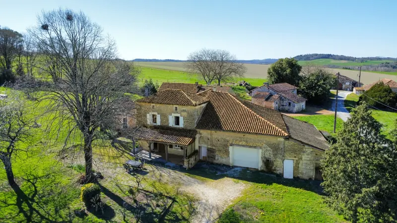 La maison en pierre vue depuis le haut du terrain
