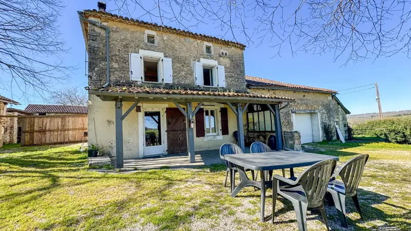 La terrasse couverte, sa table et ses chaises face au jardin
